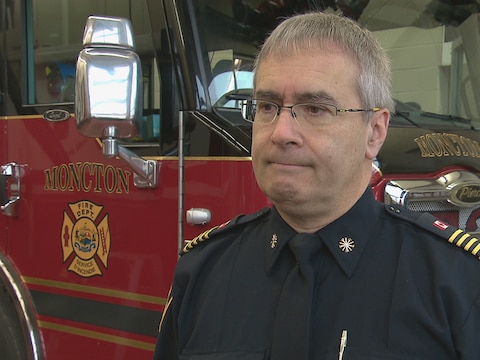 Éric Arsenault, chef du service d'incendie de la Ville de Moncton, devant un camion à la caserne de pompier Éric Arsenault, chef du service d'incendie de la Ville de Moncton, devant un camion à la caserne de pompier
