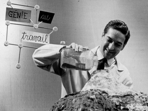 L'animateur Fernand Seguin verse du sable sur une table pour former un volcan. L'animateur Fernand Seguin verse du sable sur une table pour former un volcan.