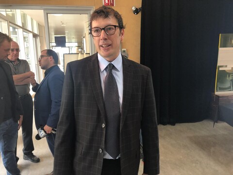 François Whittom, debout devant un couloir François Whittom, debout devant un couloir