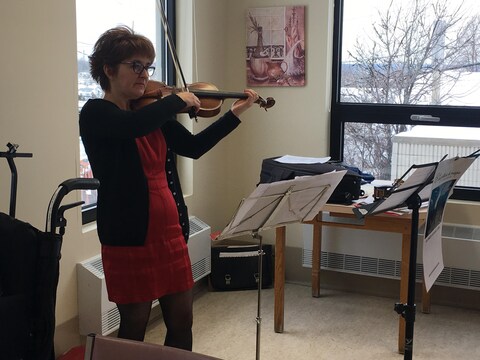 La violoniste Guylaine Grégoire en concert à la résidence Sainte-Marie de Jonquière. La violoniste Guylaine Grégoire en concert à la résidence Sainte-Marie de Jonquière.