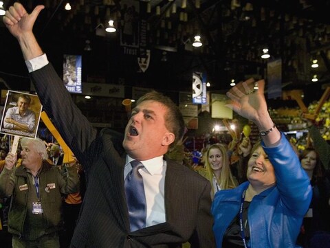 David Alward devient chef du Parti progressiste-conservateur du Nouveau-Brunswick le 17 octobre 2008. On le voit ici avec son épouse Rhonda.