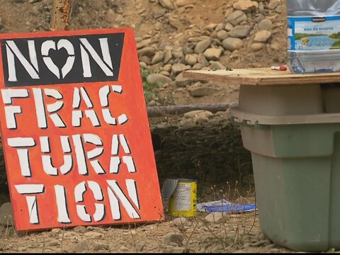 Les militants qui appuient le barrage affichent leurs couleurs. Les militants qui appuient le barrage affichent leurs couleurs.