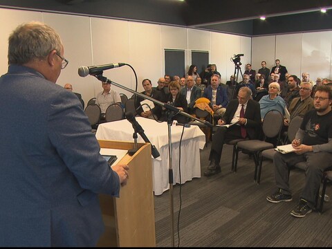 Des maires du Bas-Saint-Laurent et de la Gaspésie lors d'un rassemblement pour la promotion du développement éolien en région Des maires du Bas-Saint-Laurent et de la Gaspésie lors d'un rassemblement pour la promotion du développement éolien en région
