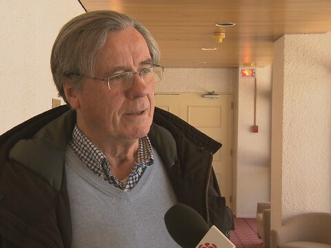 Olivier Chatillon est venu de Gaspé pour se prévaloir de son droit de vote par procuration Olivier Chatillon est venu de Gaspé pour se prévaloir de son droit de vote par procuration