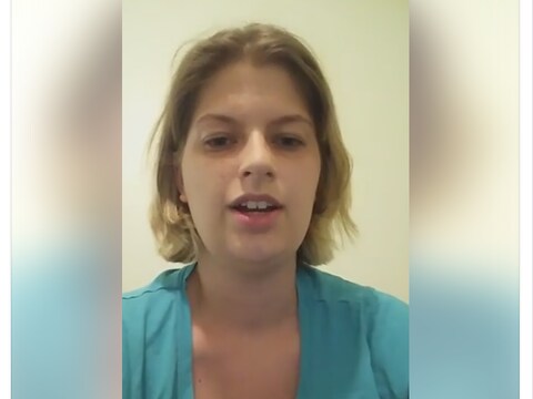 La jeune femme parle à la caméra durant une de ses vidéos. La jeune femme parle à la caméra durant une de ses vidéos.