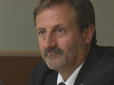 Le député de Bonaventure, Sylvain Roy, lors d'une conférence de presse Le député de Bonaventure, Sylvain Roy, lors d'une conférence de presse
