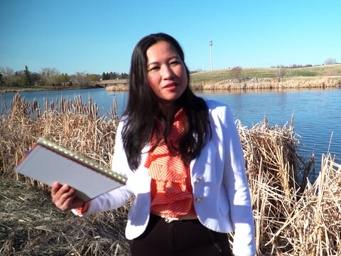 La poète Thuy Nguyen livre son poème intitulé Le courage au bord d'un lac à Regina.
