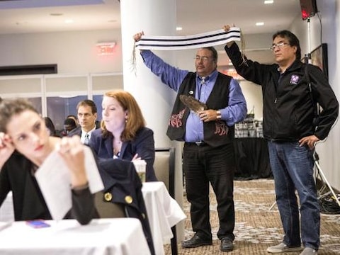 Des membres du Conseil de Bande de la première nation Chippewas de
Thames exposent un wampum à deux voies lors des audiences de l’Office
National de l’Énergie concernant la demande d’Enbridge de renverser le
flux de l’oléoduc 9B. Toronto, 2013. Des membres du Conseil de Bande de la première nation Chippewas de
Thames exposent un wampum à deux voies lors des audiences de l’Office
National de l’Énergie concernant la demande d’Enbridge de renverser le
flux de l’oléoduc 9B. Toronto, 2013.