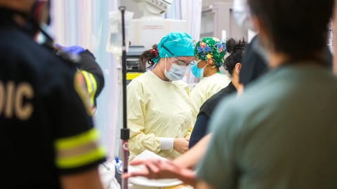 Des travailleurs de la santé dans une salle d'opération. 