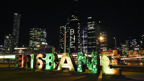 Des gratte-ciel de la ville de Brisbane sont illuminés après l'obtention des Jeux olympiques de 2032.