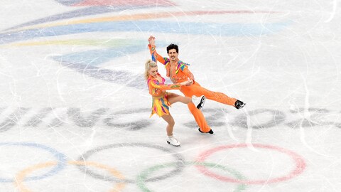 Ils font un pas de danse sur la glace.