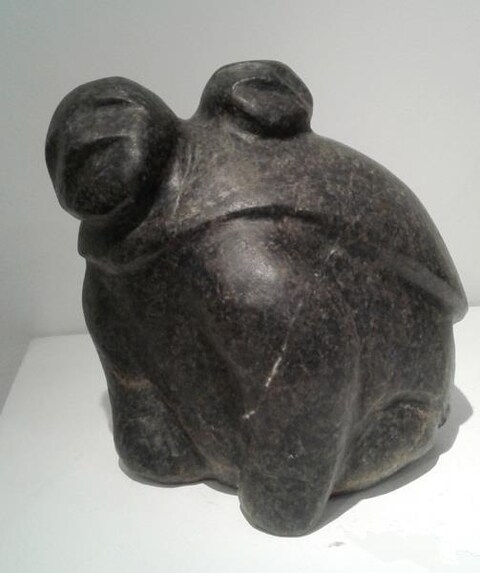 Une femme et un enfant, oeuvre de Barnabus Arnasungaaq Une femme et un enfant, oeuvre de Barnabus Arnasungaaq