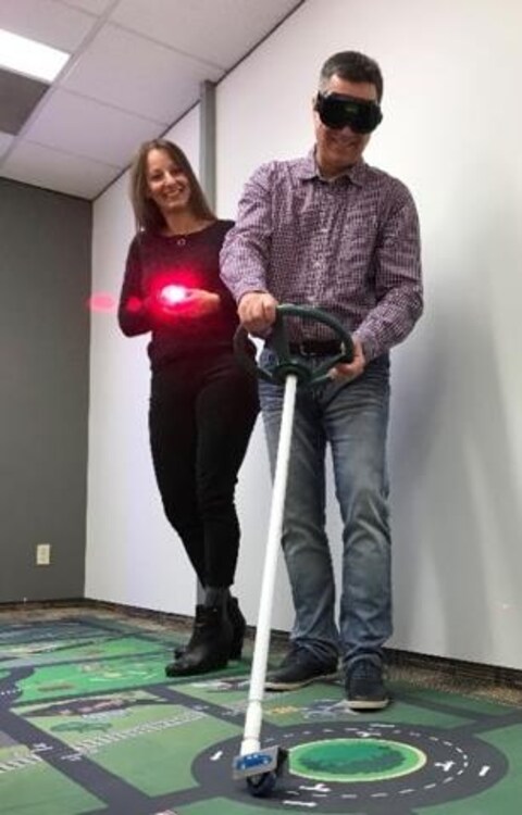 Le directeur de la Fondation CAA-Québec, Marco Harrison, et sa collègue Marie-Anne Pasieka, lors d'un exercice de simulation sur les effets du cannabis au volant. Le directeur de la Fondation CAA-Québec, Marco Harrison, et sa collègue Marie-Anne Pasieka, lors d'un exercice de simulation sur les effets du cannabis au volant.