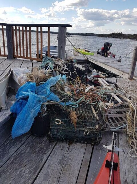 Amas de déchets sur un quai. Amas de déchets sur un quai.