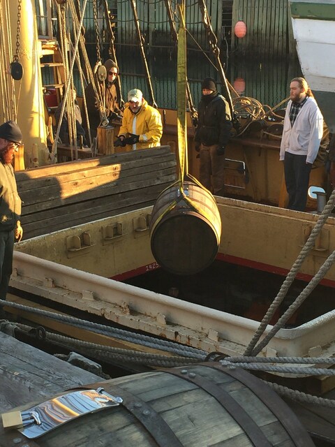 Un baril de rhum est descendu dans les cales du bateau Picton Castle. Un baril de rhum est descendu dans les cales du bateau Picton Castle.
