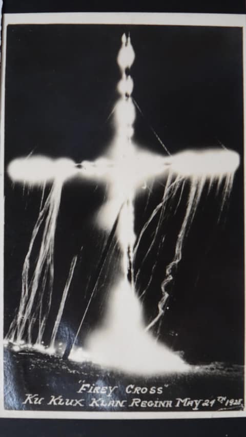 photo d'une croix brûlée par le Ku Klux Klan, prise par Dann McKenzie photo d'une croix brûlée par le Ku Klux Klan, prise par Dann McKenzie