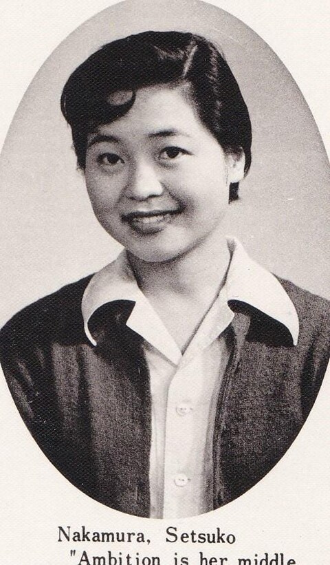 photo en noire et blanc de la femme lors de ses années universitaires photo en noire et blanc de la femme lors de ses années universitaires