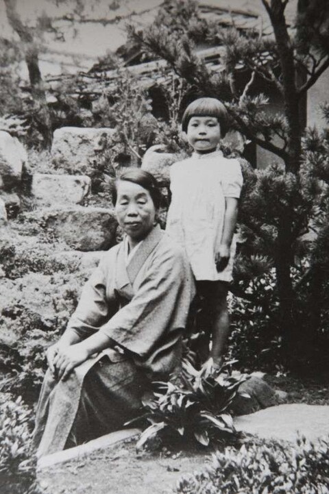 Une photo en noir et blanc de la femme dans son enfance avec sa mère. Une photo en noir et blanc de la femme dans son enfance avec sa mère.