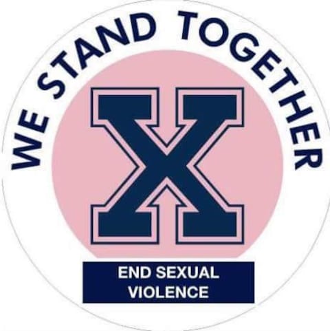Logo où le « X » emblématique de Saint-François-Xavier se détache d’un cercle rose au-dessus du slogan « End sexual violence » (« Mettre fin à la violence sexuelle »). Logo où le « X » emblématique de Saint-François-Xavier se détache d’un cercle rose au-dessus du slogan « End sexual violence » (« Mettre fin à la violence sexuelle »).