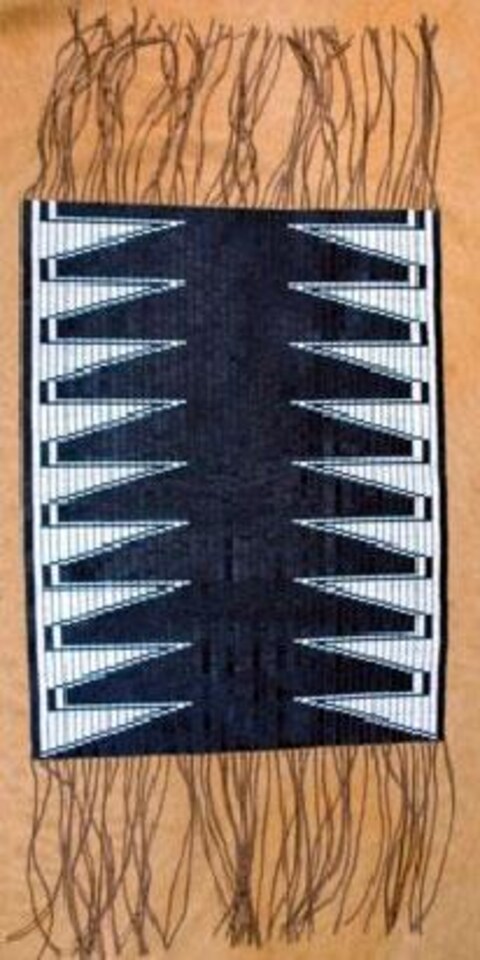 Le wampum de l'arbre sans fin. Les wampums sont des tissages de coquillages blancs et pourpres Le wampum de l'arbre sans fin. Les wampums sont des tissages de coquillages blancs et pourpres
