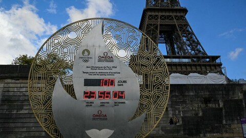 Une horloge est placée devant la tour Eiffel et compte les jours et les heures avant l'ouverture des Jeux de Paris.