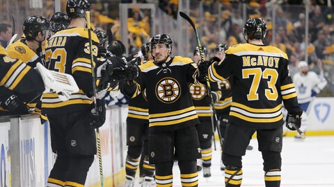 Brad Marchand célèbre son but avec ses coéquipiers.