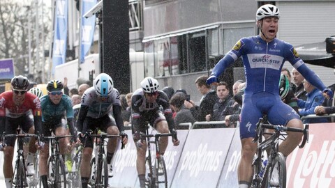 Le Néerlandais Fabio Jakobsen (à droite) franchit le fil d'arrivée en 1re place au Grand Prix de l'Escaut.