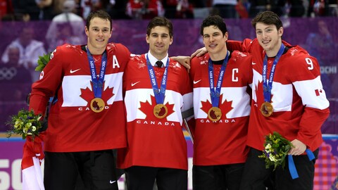 Quatre joueurs du Canada posent avec leur médaille d'or. 