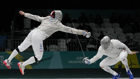Shaul Gordon et Andrew Doddo pointent leur sabre l'un vers l'autre lors de leur duel de demi-finale des Jeux panaméricains à Santiago, au Chili.