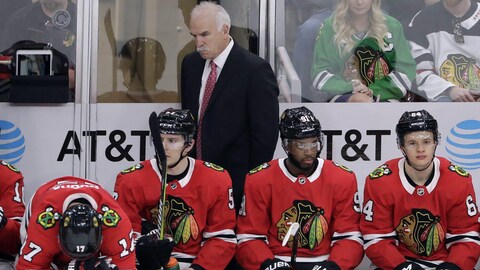 L'entraîneur-chef Joel Quenneville, derrière le banc des Blackhawks L'entraîneur-chef Joel Quenneville, derrière le banc des Blackhawks