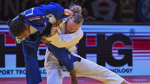 La judoka Jessica Klimkait en action contre Sarah-Léonie Cysique.