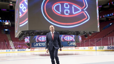 Il marche sur la patinoire du Centre Bell alors que le logo du Canadien apparaît derrière lui sur l'écran géant.