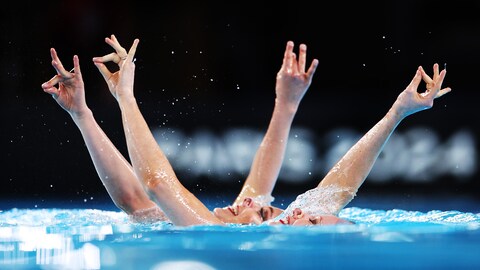 Audrey Lamothe et Jacqueline Simoneau font leurs figures dans l'eau pendant une compétition.