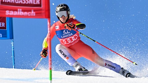Une skieuse effectue un virage.