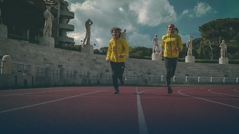Deux marathoniennes du Vatican s'entraînent à la course.
