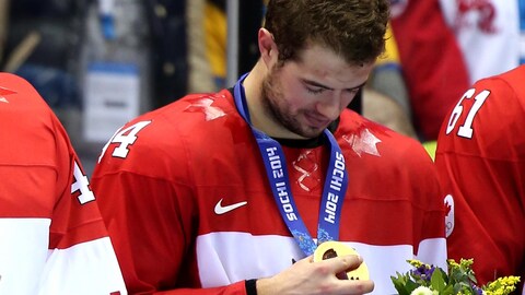 Marc-Édouard Vlasic à la remise des médailles du tournoi olympique de hockey des Jeux de Sotchi, en 2014 Marc-Édouard Vlasic à la remise des médailles du tournoi olympique de hockey des Jeux de Sotchi, en 2014