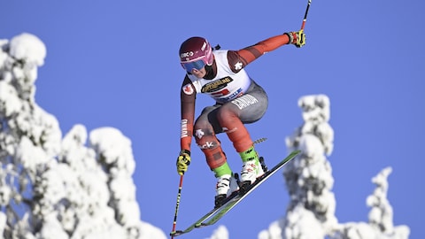 Une skieuse effectue un saut lors d'une course.