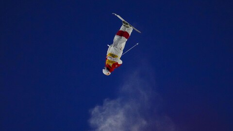 La skieuse acrobatique Mikaël Kingsbury effectue une figure dans les airs.