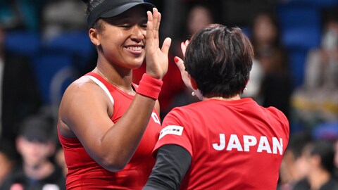 La Japonaise serre la main de la capitaine de son équipe (de dos).  