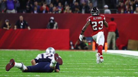 Robert Alford intercepte la passe de Tom Brady et marque un touché. Robert Alford intercepte la passe de Tom Brady et marque un touché.