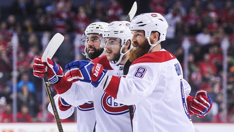 Schlemko, Glachenyuk et Benn célèbrent après le premier but du match