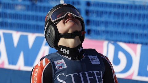 Une skieuse sourit après sa performance. 