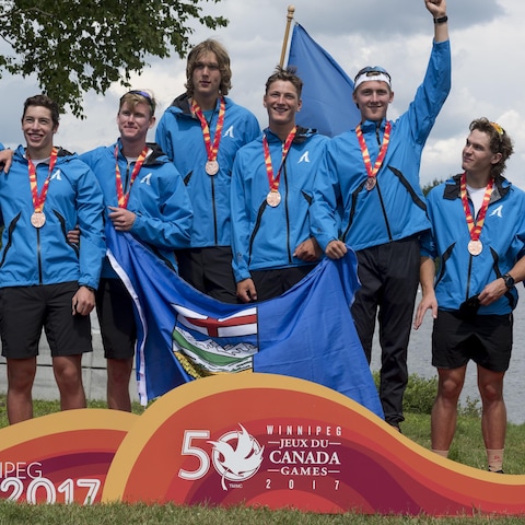 En aviron, 23 des 25 membres de l'équipe albertaine sont montés sur le podium. En aviron, 23 des 25 membres de l'équipe albertaine sont montés sur le podium.