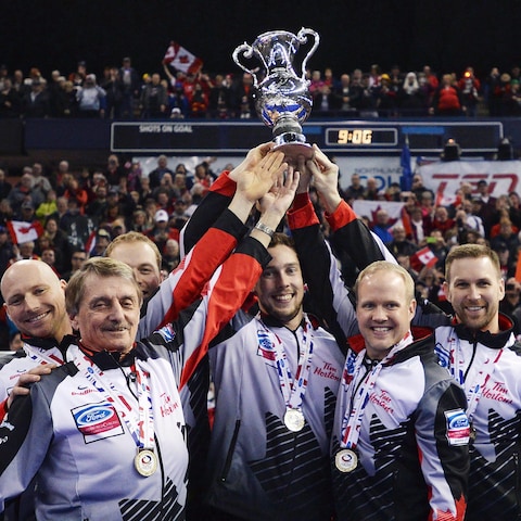 Les membres de l'équipe Gushue avec le trophée de champions du monde. Les membres de l'équipe Gushue avec le trophée de champions du monde.