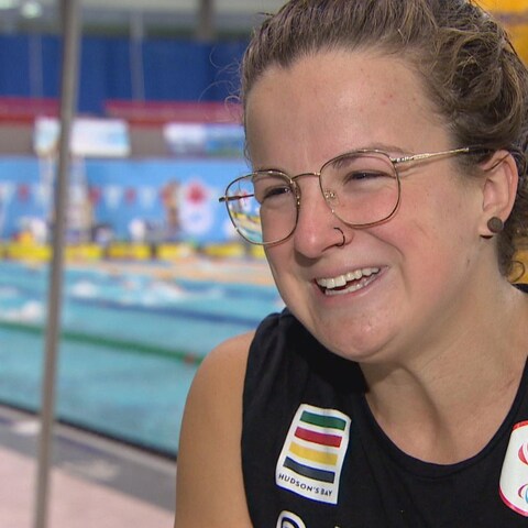 Camille Bérubé affiche un grand sourire lors d'une entrevue aux abords de la piscine du Centre sportif Kinsmen d'Edmonton. Camille Bérubé affiche un grand sourire lors d'une entrevue aux abords de la piscine du Centre sportif Kinsmen d'Edmonton.