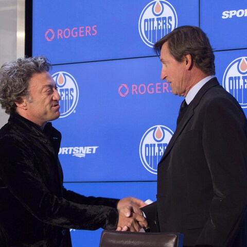Daryl Katz serre la main de Wayne Gretzky lors d'une conférence annonçant le retour de la Merveille au sein de l'organisation des Oilers. Daryl Katz serre la main de Wayne Gretzky lors d'une conférence annonçant le retour de la Merveille au sein de l'organisation des Oilers.