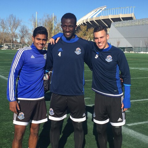 Shamit Shome, Papé Abdoulaye Diakité et Ben Fisk étaient tous en nomination pour le titre de jeune joueur de l'année dans la NASL en 2016. Shamit Shome, Papé Abdoulaye Diakité et Ben Fisk étaient tous en nomination pour le titre de jeune joueur de l'année dans la NASL en 2016.