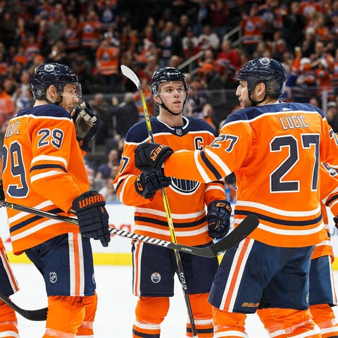 Leon Draisaitl et Connor McDavid vont retrouver Milan Lucic qui vient d'inscrire un but. Leon Draisaitl et Connor McDavid vont retrouver Milan Lucic qui vient d'inscrire un but.