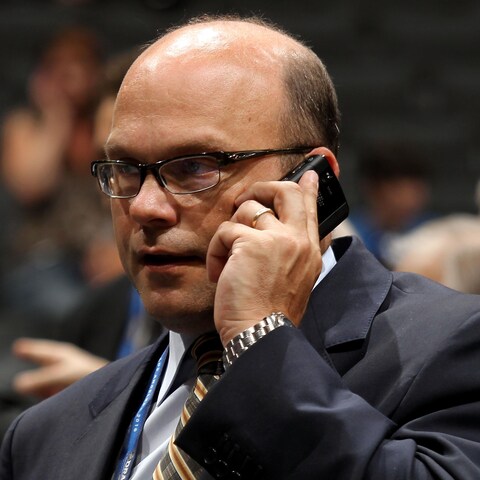 Peter Chiarelli parle au téléphone lors d'une séance de repêchage. Peter Chiarelli parle au téléphone lors d'une séance de repêchage.
