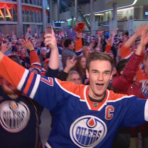 Des supporteurs des Oilers célèbre dans le Hall Ford de la Place Rogers, après une victoire en séries éliminatoires. Des supporteurs des Oilers célèbre dans le Hall Ford de la Place Rogers, après une victoire en séries éliminatoires.